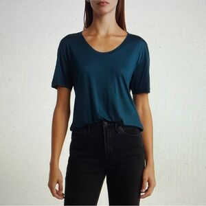 NWT Vince Scoop Neck Short Sleeve T-Shirt Size Medium in Peacock! Rare✨